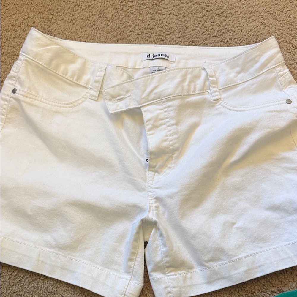 D. Jeans Women's Cream Jean Shorts